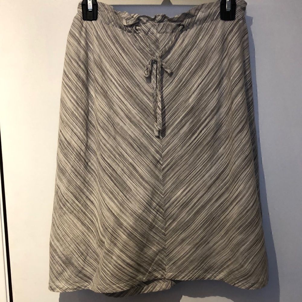 Grey and white lined mini skirt